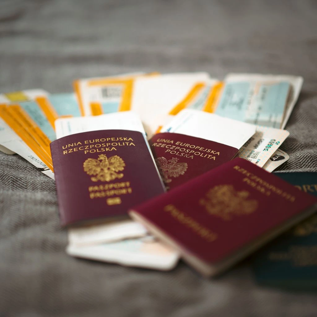 Biurko adwokata imigracyjnego w Miami — dokumenty wizowe i paszport